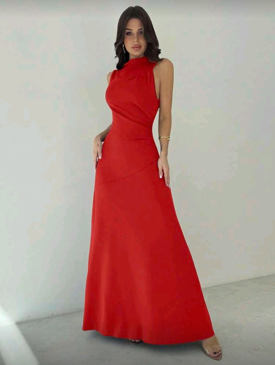 Vestido Rojo Elegante de Cuello Alto y Cintura Ceñida