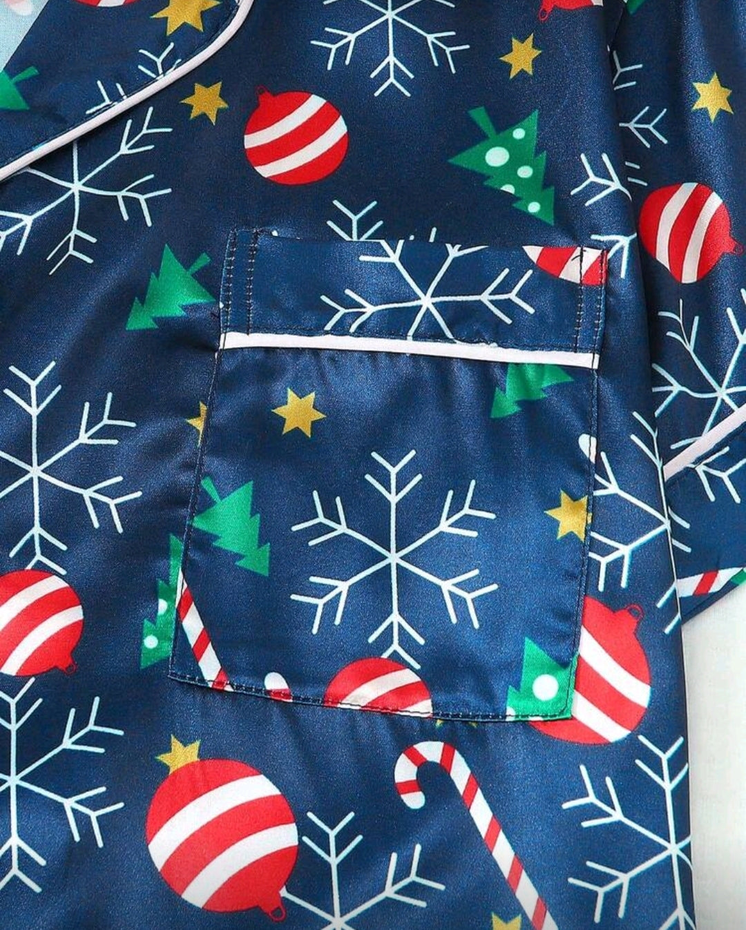 Conjunto de pijama azul con diseño navideño