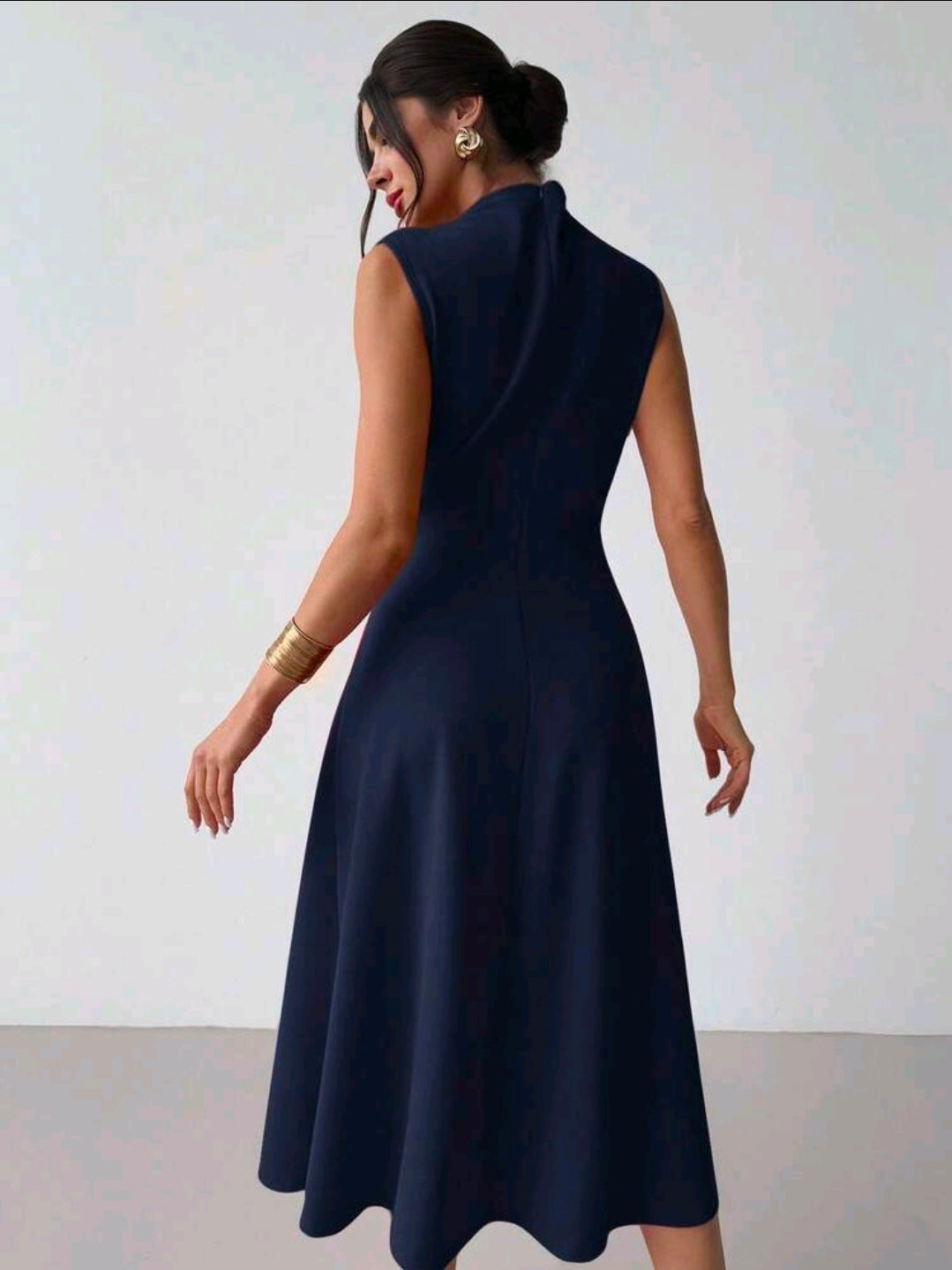 Vestido azul oscuro largo plisado sin mangas