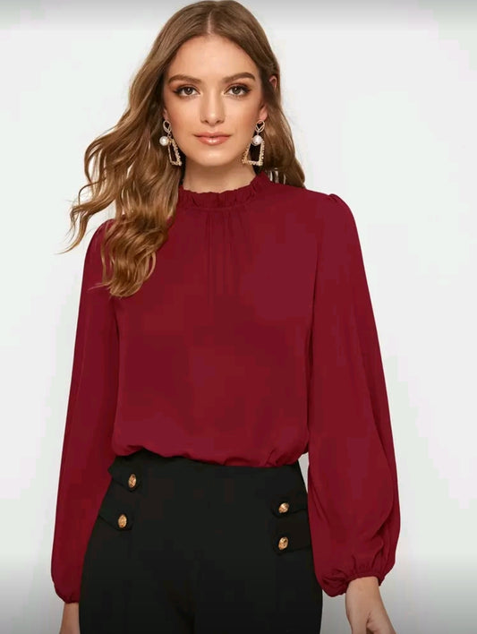 Camisa roja con manga de farol y cuello fruncido