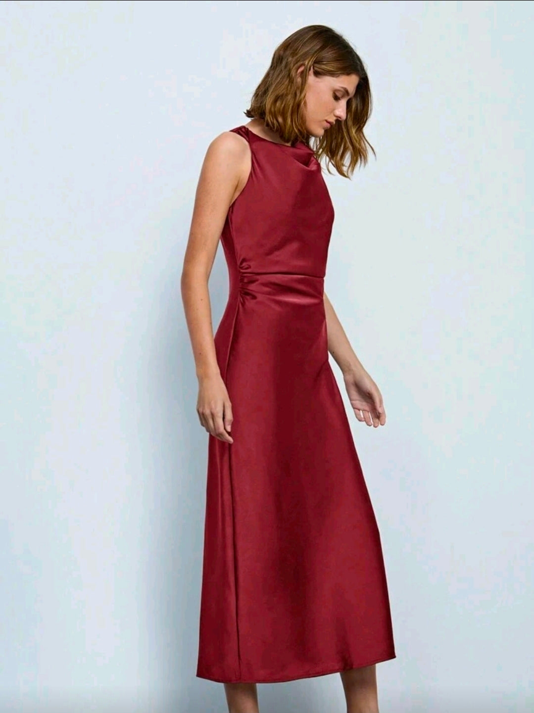 Vestido rojo satinado sin mangas y cuello fruncido