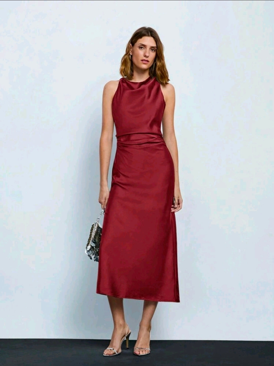 Vestido rojo satinado sin mangas y cuello fruncido