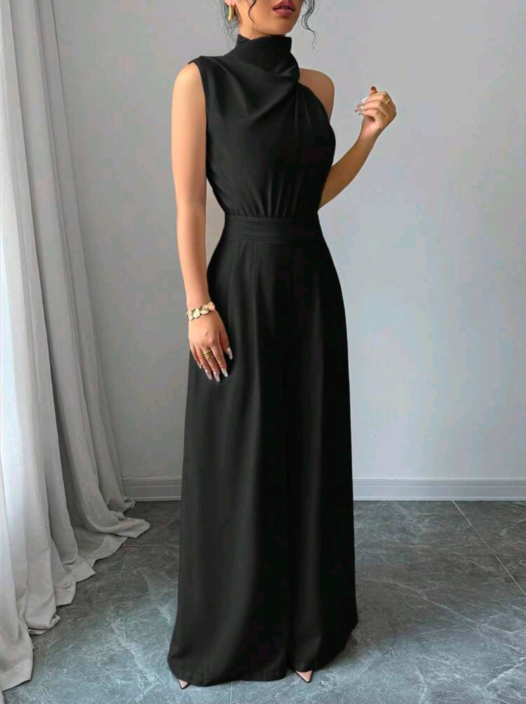 Jumpsuit negro de pierna ancha con cuello cruzado de tortuga