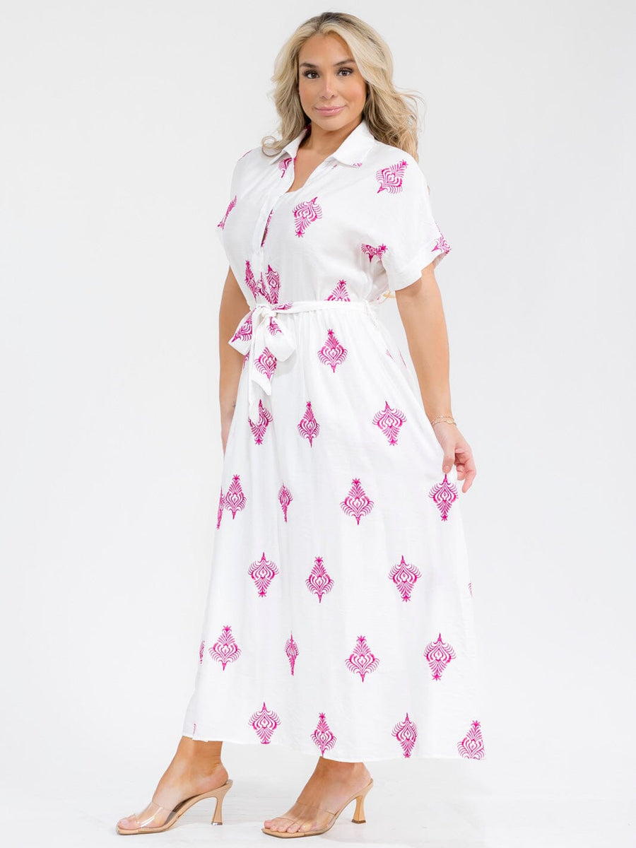Vestido plus blanco con rosado maxi con mangas cortas, botones al frente, lazo ajustable y detalles bordados