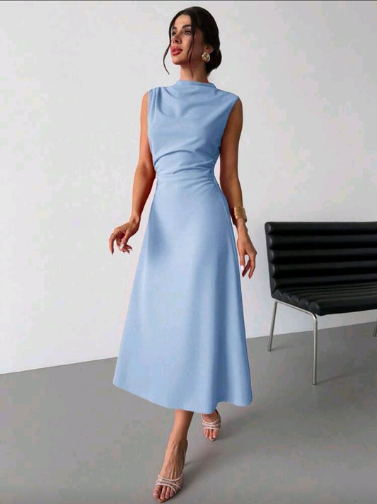 Vestido azul claro plisado elegante minimalista