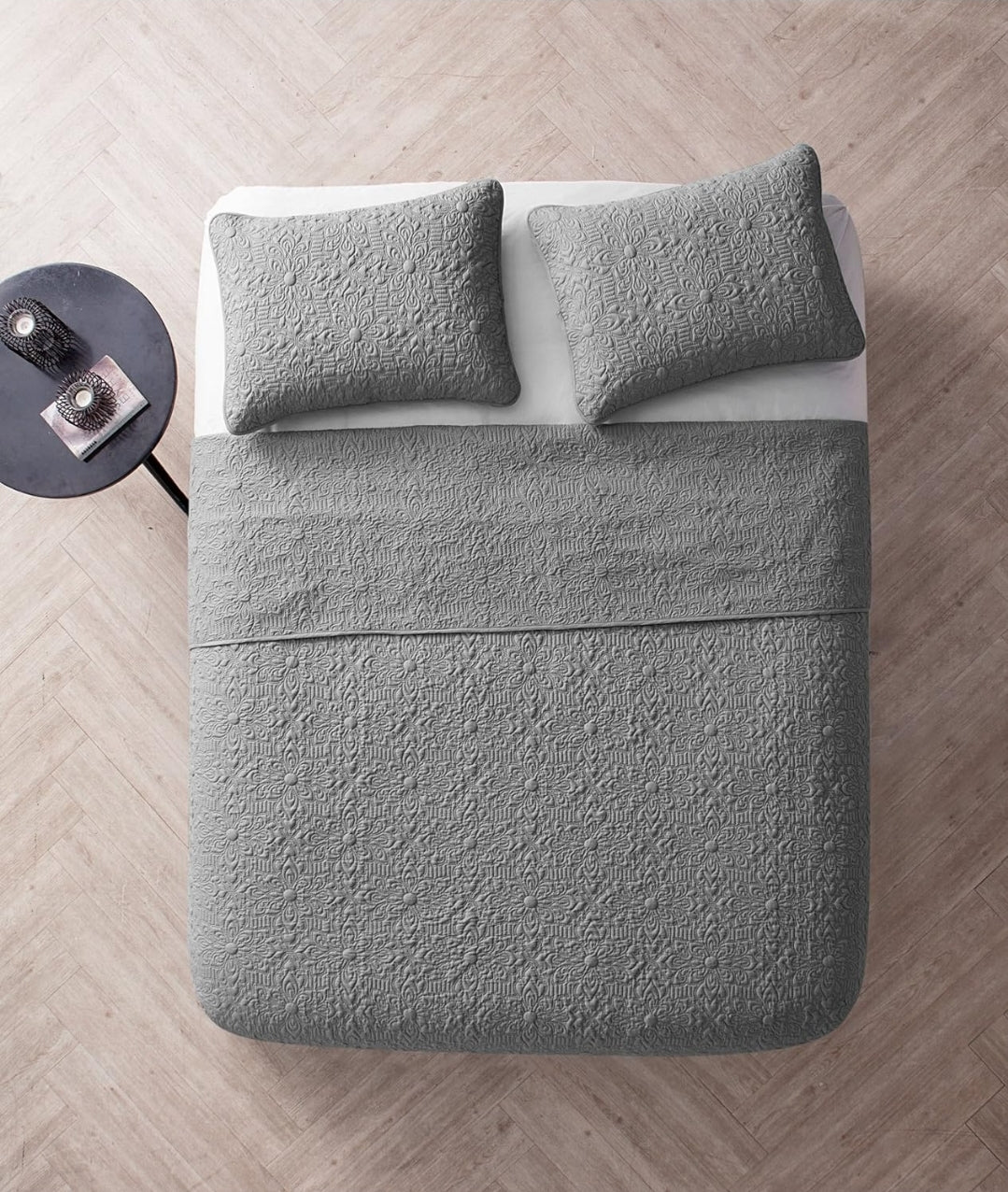 VCNY Home - Quilt Set, Lightweight Bedding with Matching Shams, Embossed Textured, Floral Home Decor, 3 Piezas  Gris, King