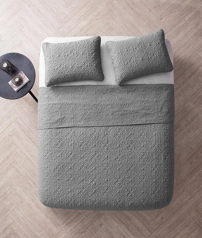 VCNY Home - Quilt Set, Lightweight Bedding with Matching Shams, Embossed Textured, Floral Home Decor, 3 Piezas  Gris, King