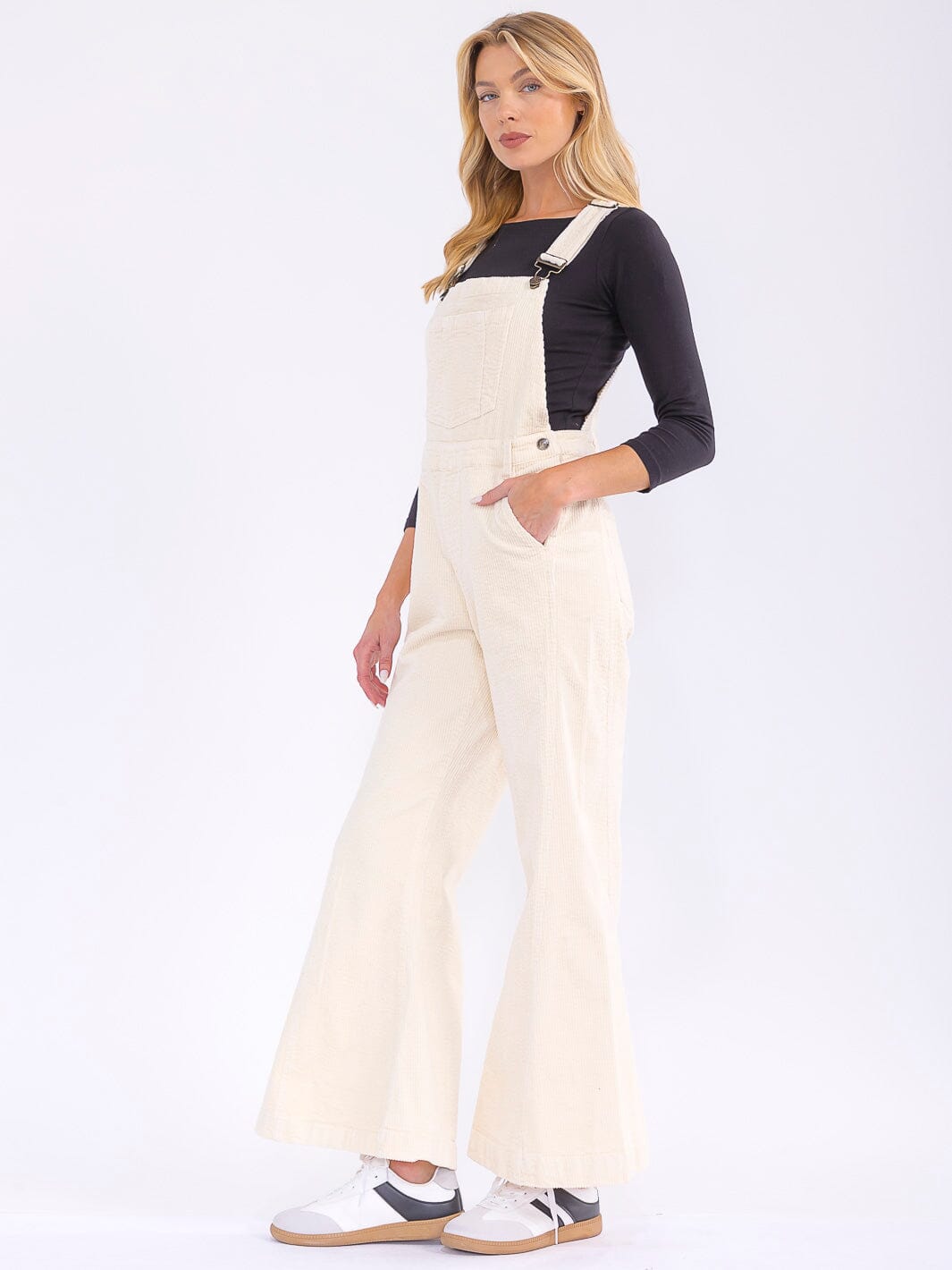 Overol beige de corduroy acampanado