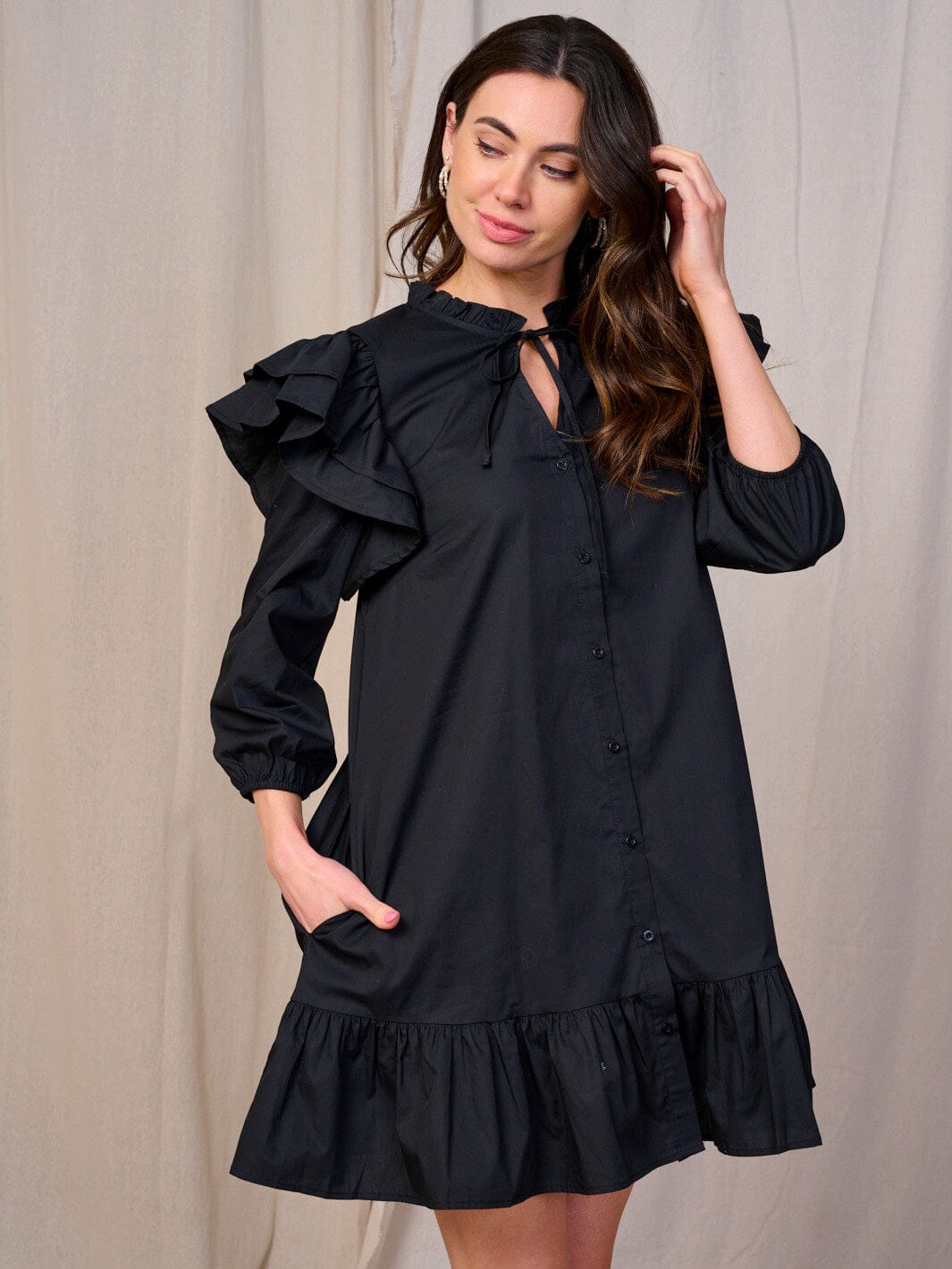 Vestido mini negro cuello en V de boton con bolsillos