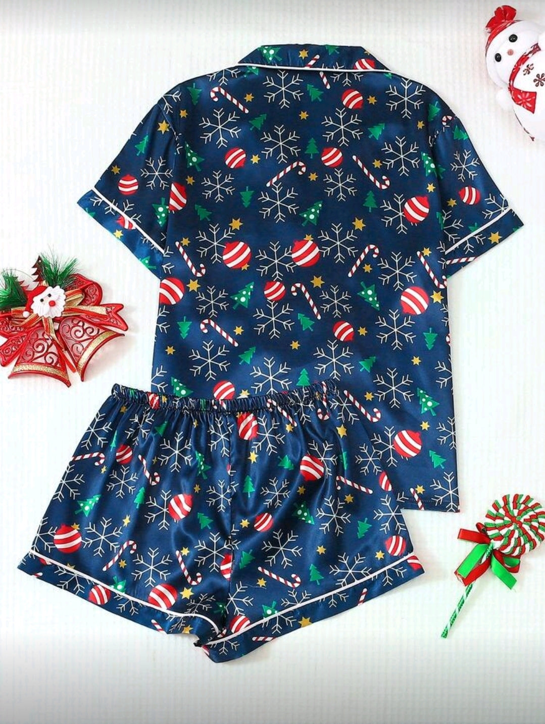 Conjunto de pijama azul con diseño navideño