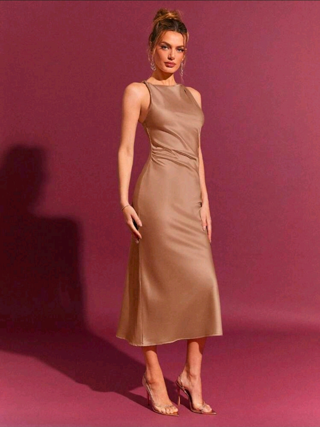 Vestido midi café claro elegante sin mangas