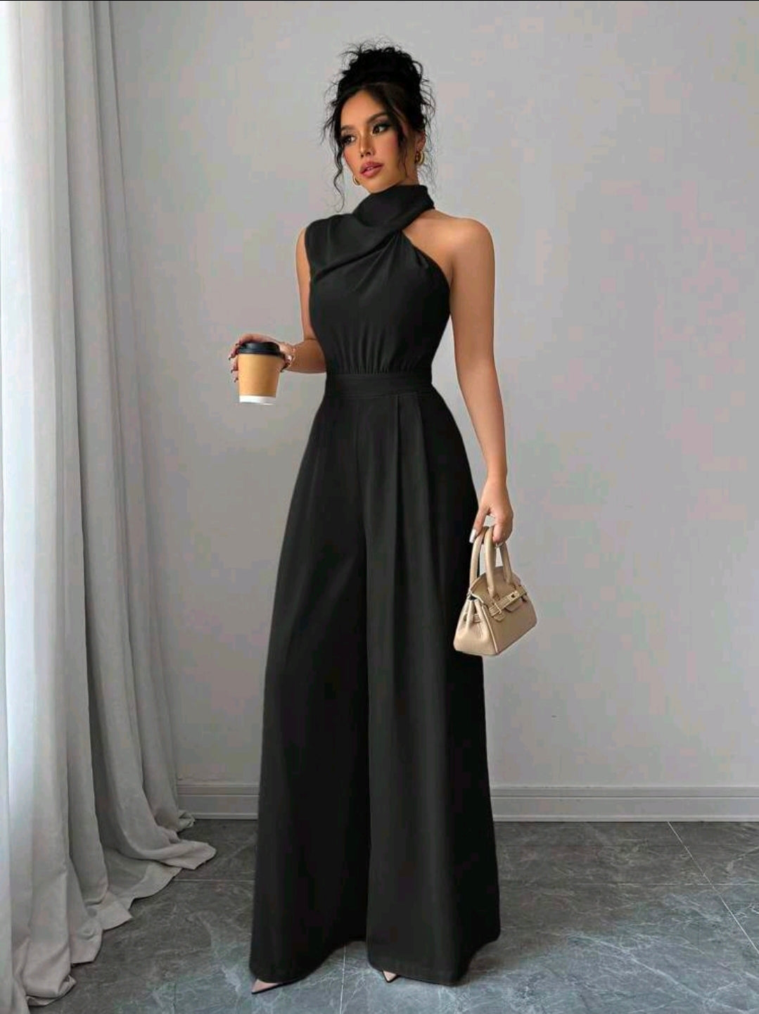 Jumpsuit negro de pierna ancha con cuello cruzado de tortuga