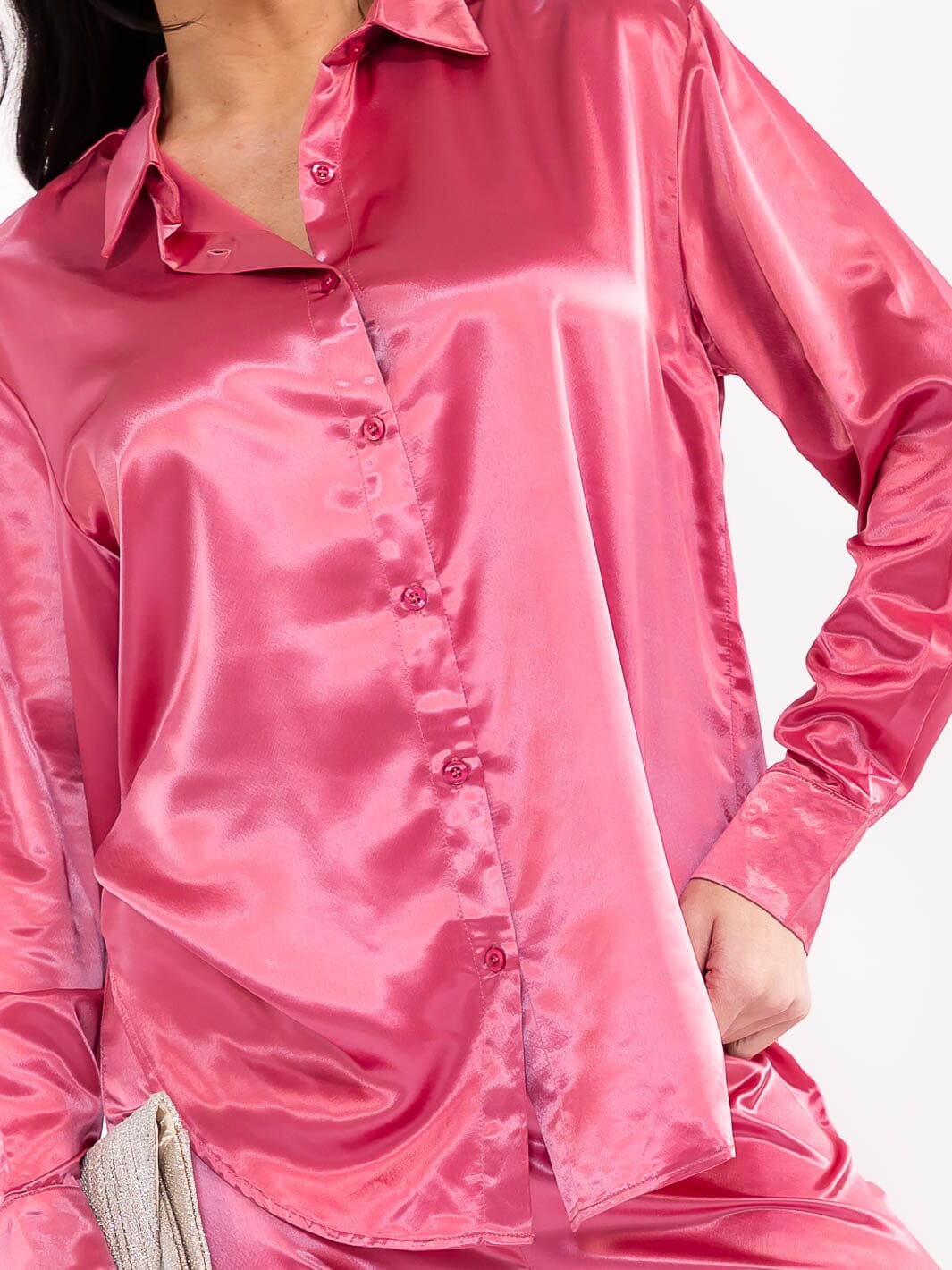 Set rosado claro de satin con camisa y pantalón con cintura elástica