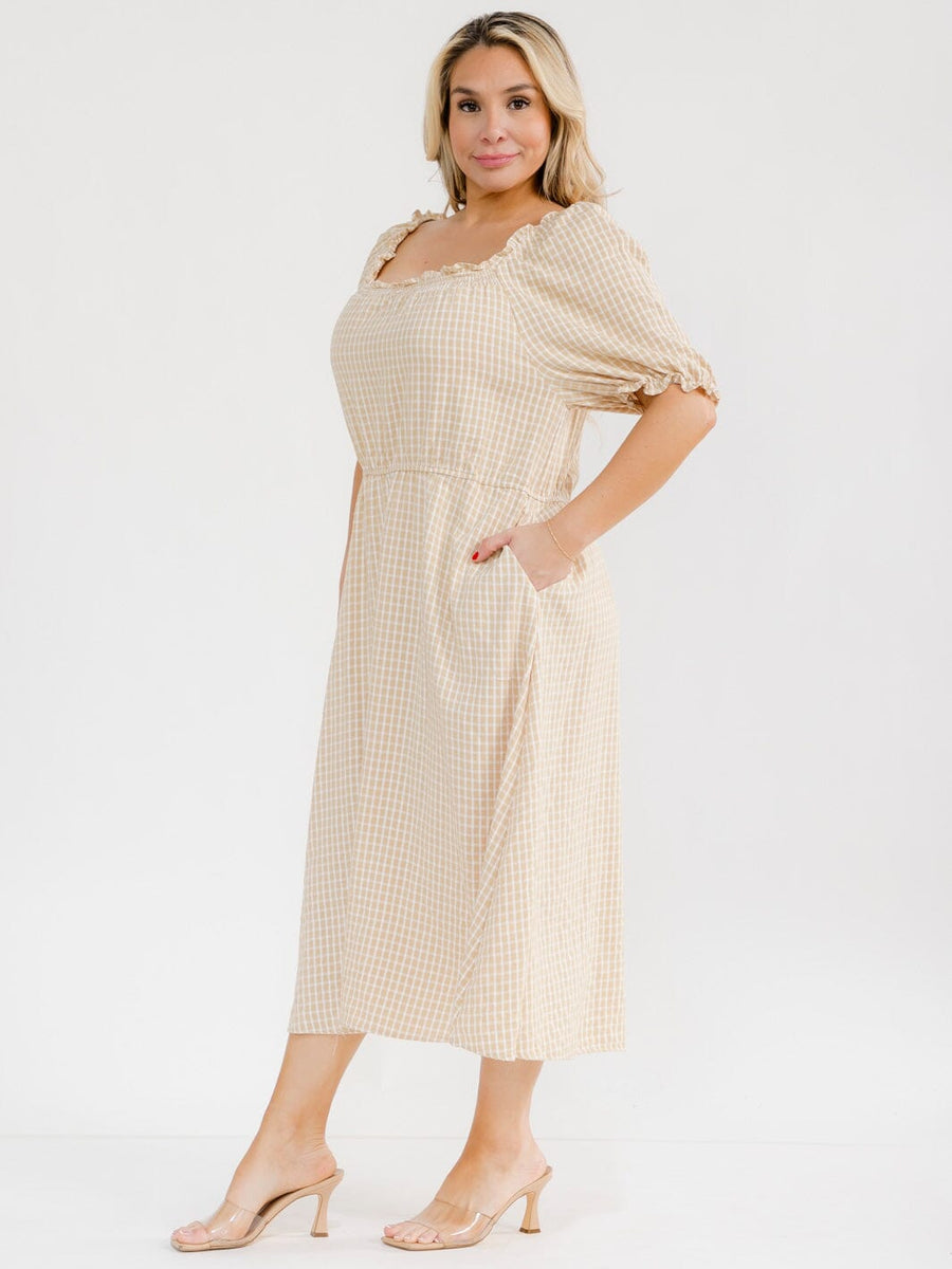 Vestido plus size beige y blanco maxi. A  cuadros con mangas cortas, cintura elástica y bolsillos frontales