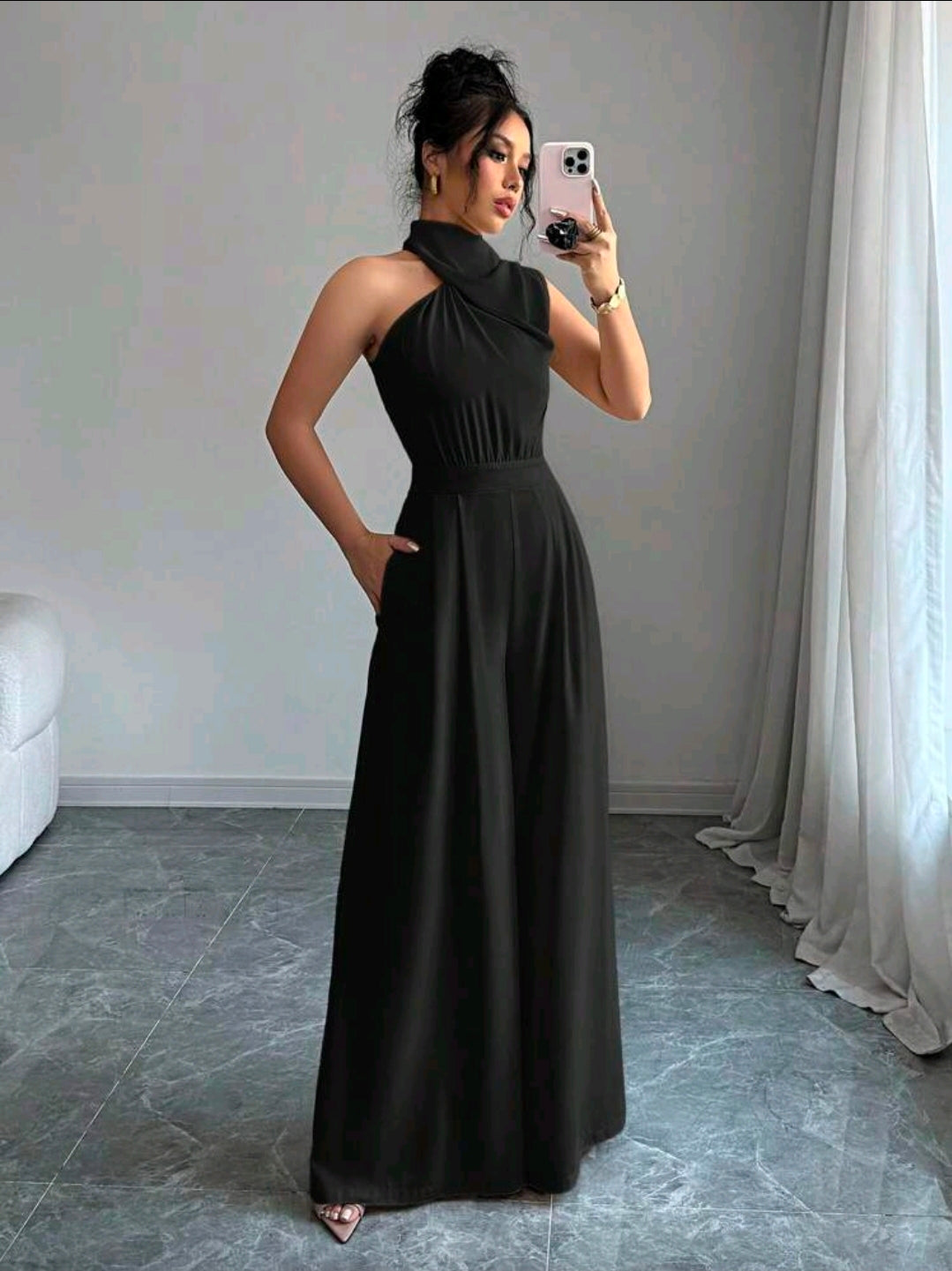 Jumpsuit negro de pierna ancha con cuello cruzado de tortuga