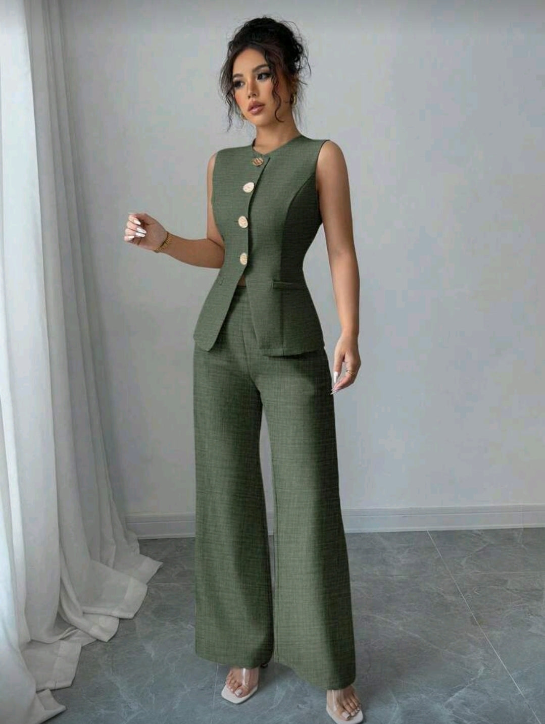Traje verde de mujer relajado y elegante de camisa con botones dorados