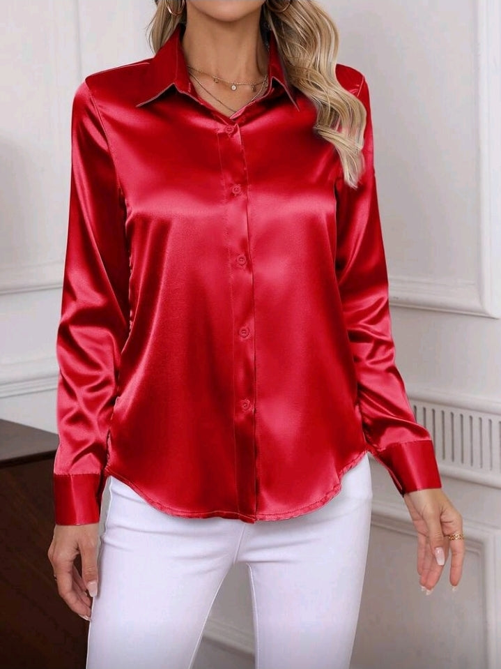 Camisa roja satinada de botones y manga larga