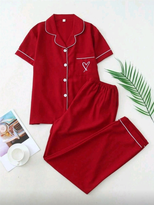 Pijama roja de pantalón y camisa manga corta con detalles blancos