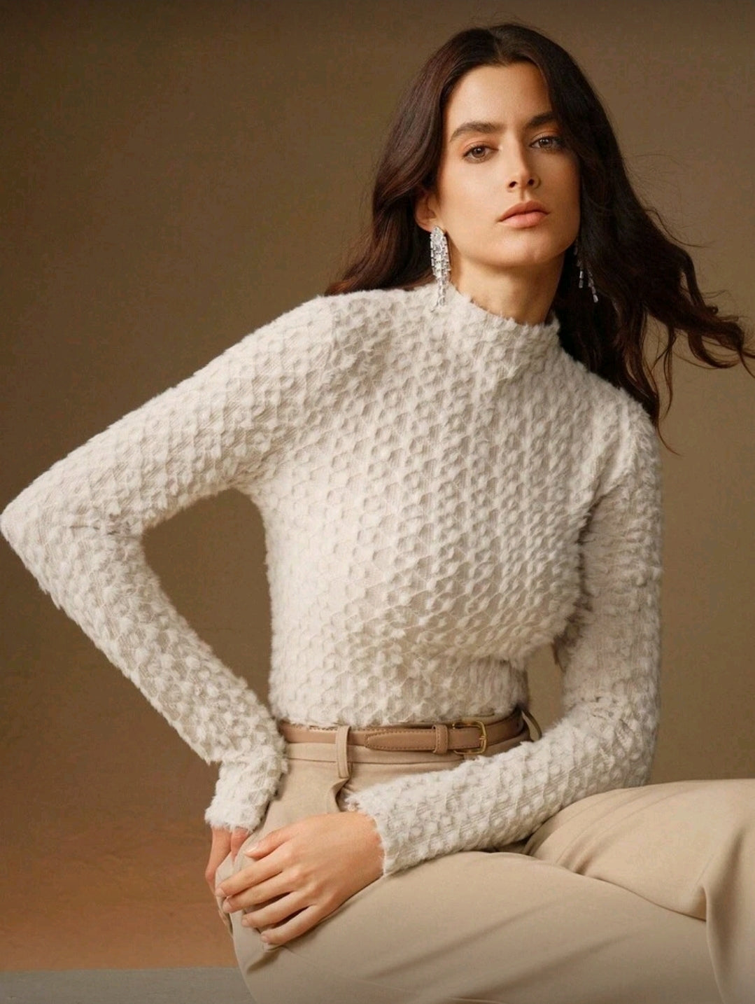 Camisa Beige de Cuello Alto y Mangas Largas