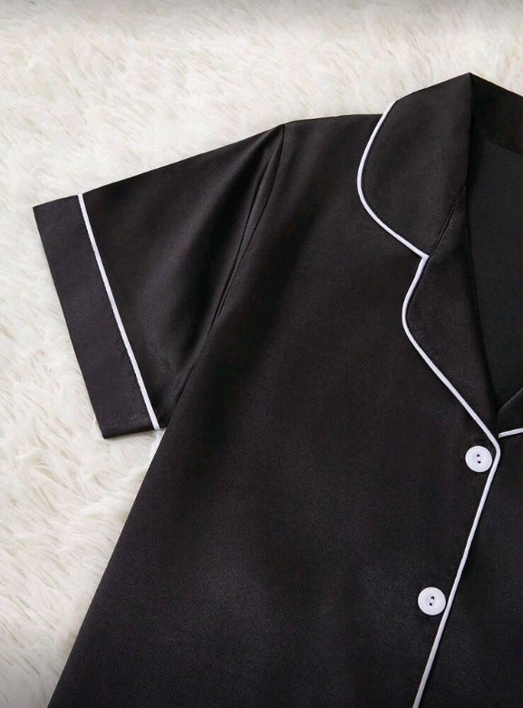 Set de pijama negro manga corta y pantalon largo satinado con bordado blanco