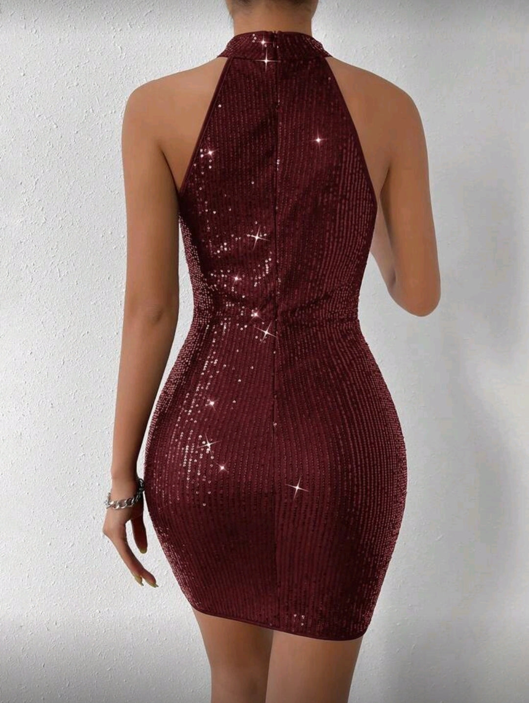 Vestido con cuello halter rojo oscuro de lentejuelas