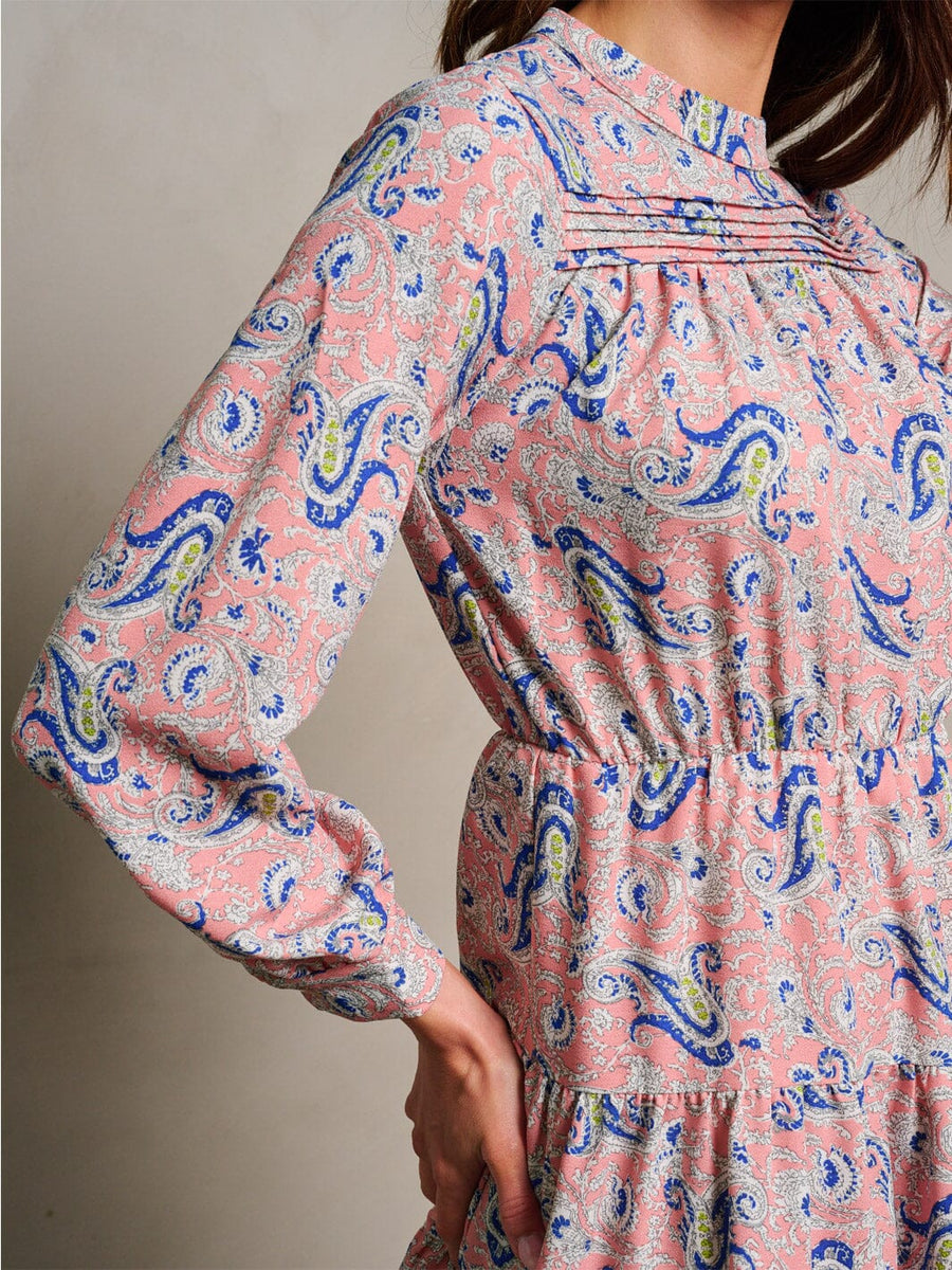 Vestido rosa con estampado azul, manga larga con cintura elástica