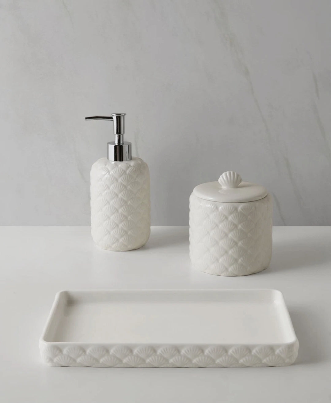 Décor Studio Brooklyn Ceramic  Bath Accessory Set, Set de 3 Piezas, Blanco (Dispensador de Jabón, Tarro para Algodón, Bandeja)
