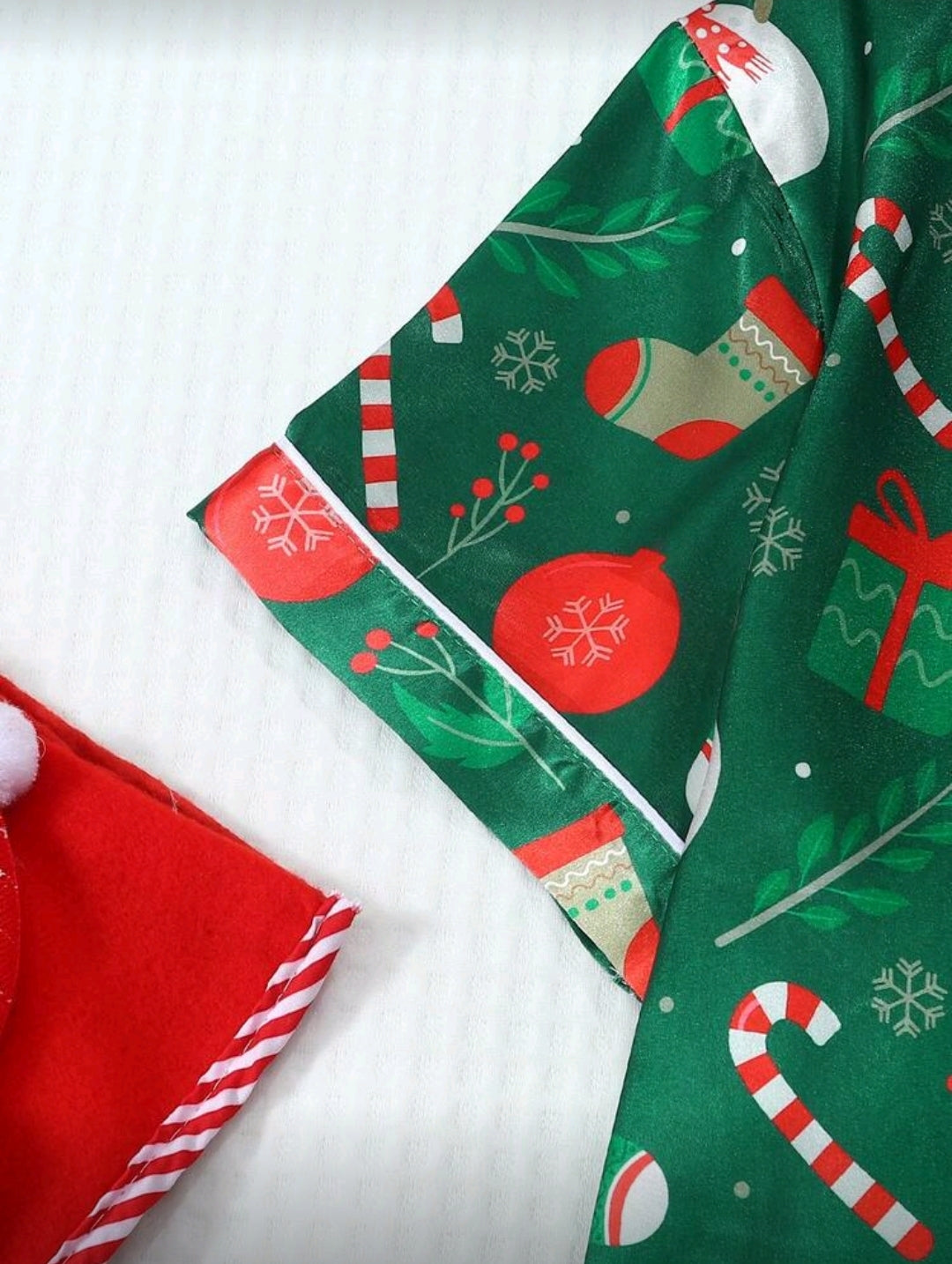 Pijama Navideña Verde de Mujer con detalles Rojos y Blancos