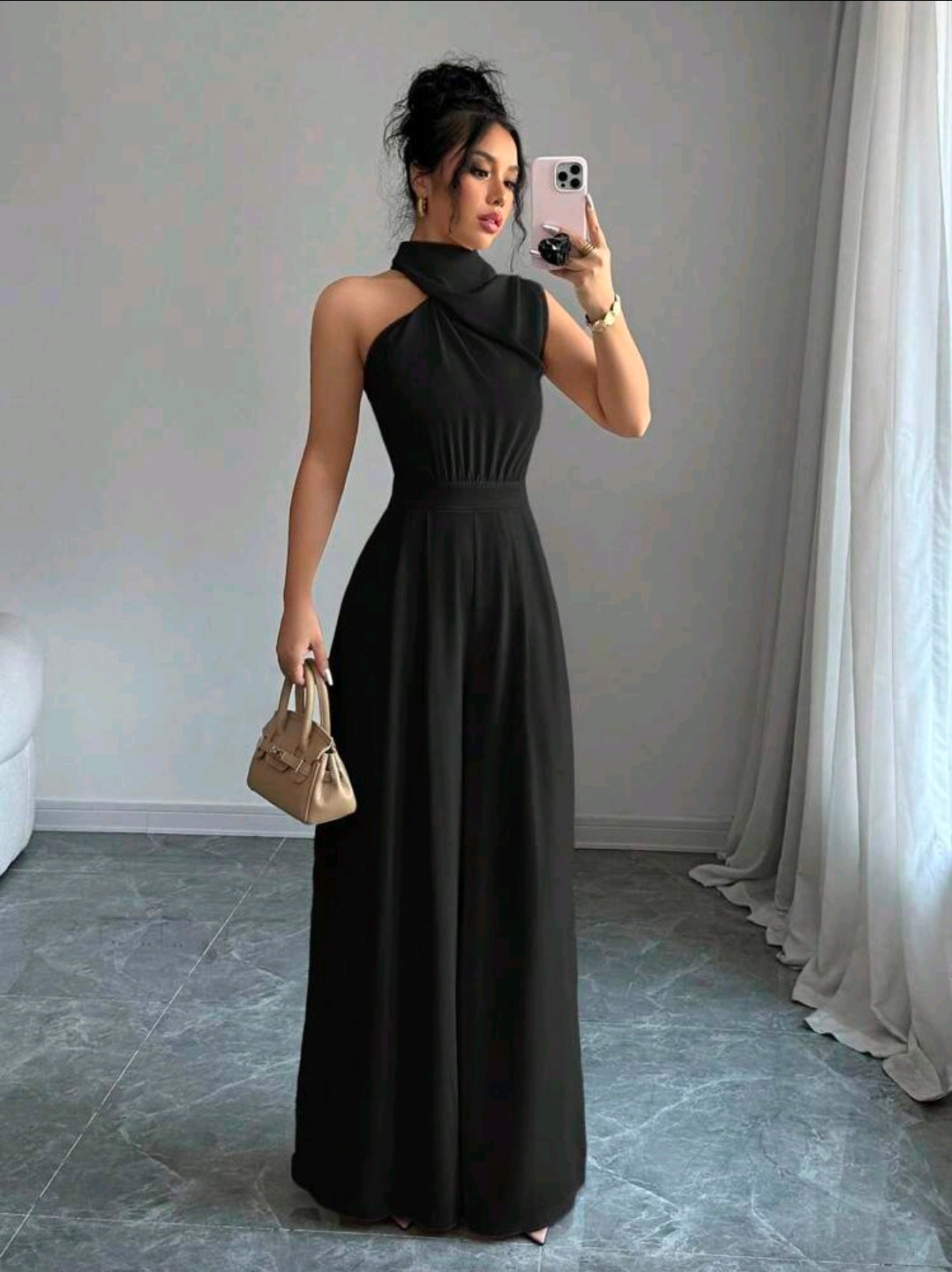 Jumpsuit negro de pierna ancha con cuello cruzado de tortuga