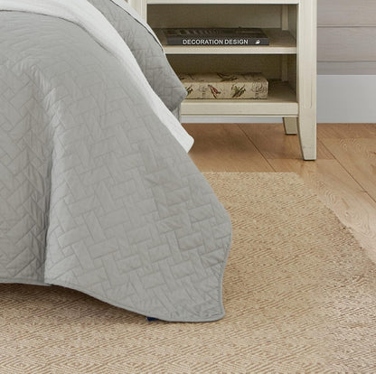 Tommy Bahama Quilt Set Soft Bedding with Matching Shams, Lightweight Home Decor for All Seasons, 3 Piezas, Gris, Queen