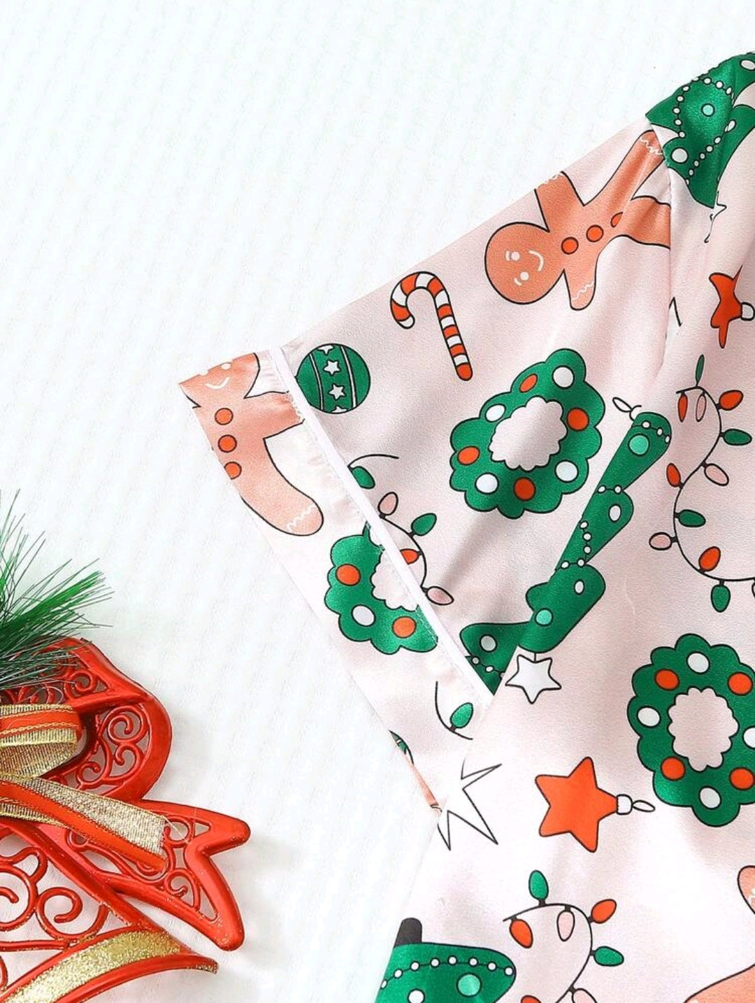 Set de Pijama Navideña Rosada de mujer con detalles verdes, rojos y blancos