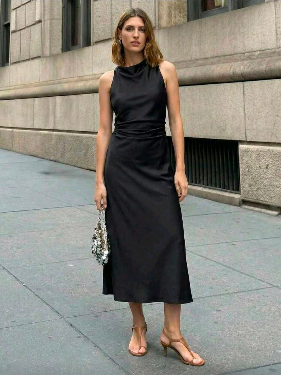 Vestido negro satinado sin mangas y cuello fruncido