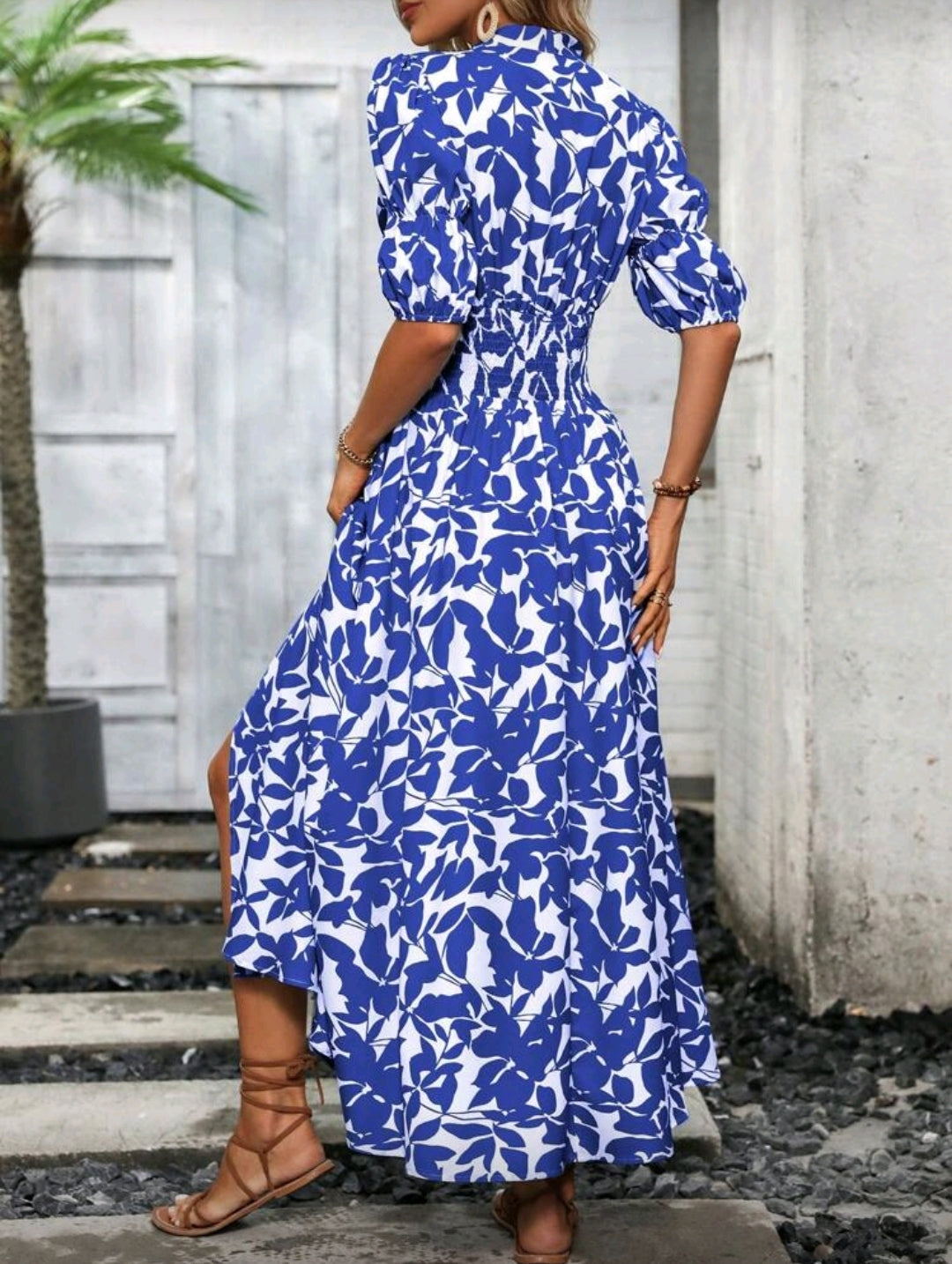 Vestido azul y blanco largo con mangas abombadas