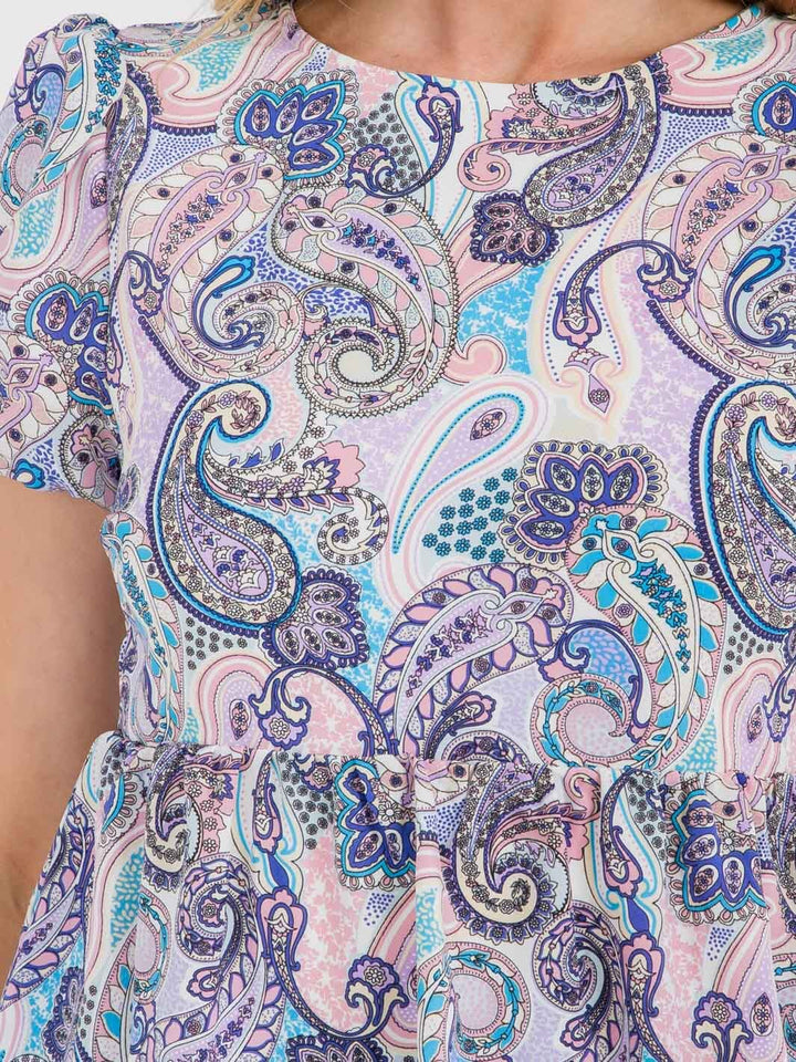Vestido midi morado para mujer con mangas cortas abullonadas, diseño en capas (tiered) y estampado paisley.