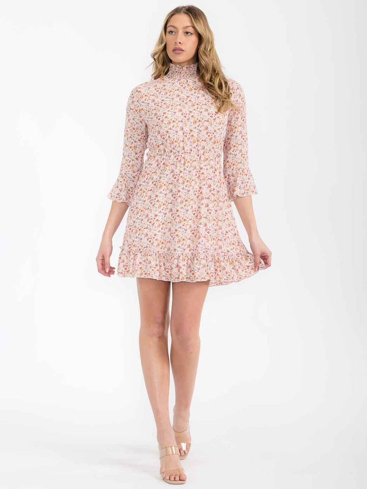 Vestido rosado corto floral para mujer con mangas 3/4, cuello alto (mock neck) y cintura elástica.