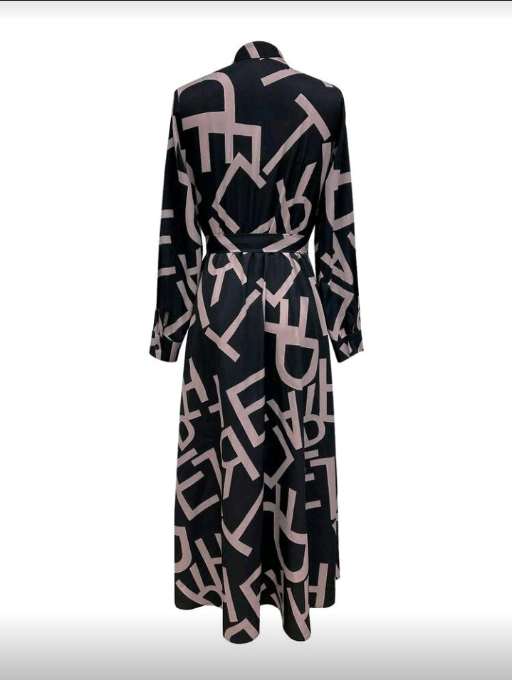 Vestido largo negro con estampado beige con cinturón