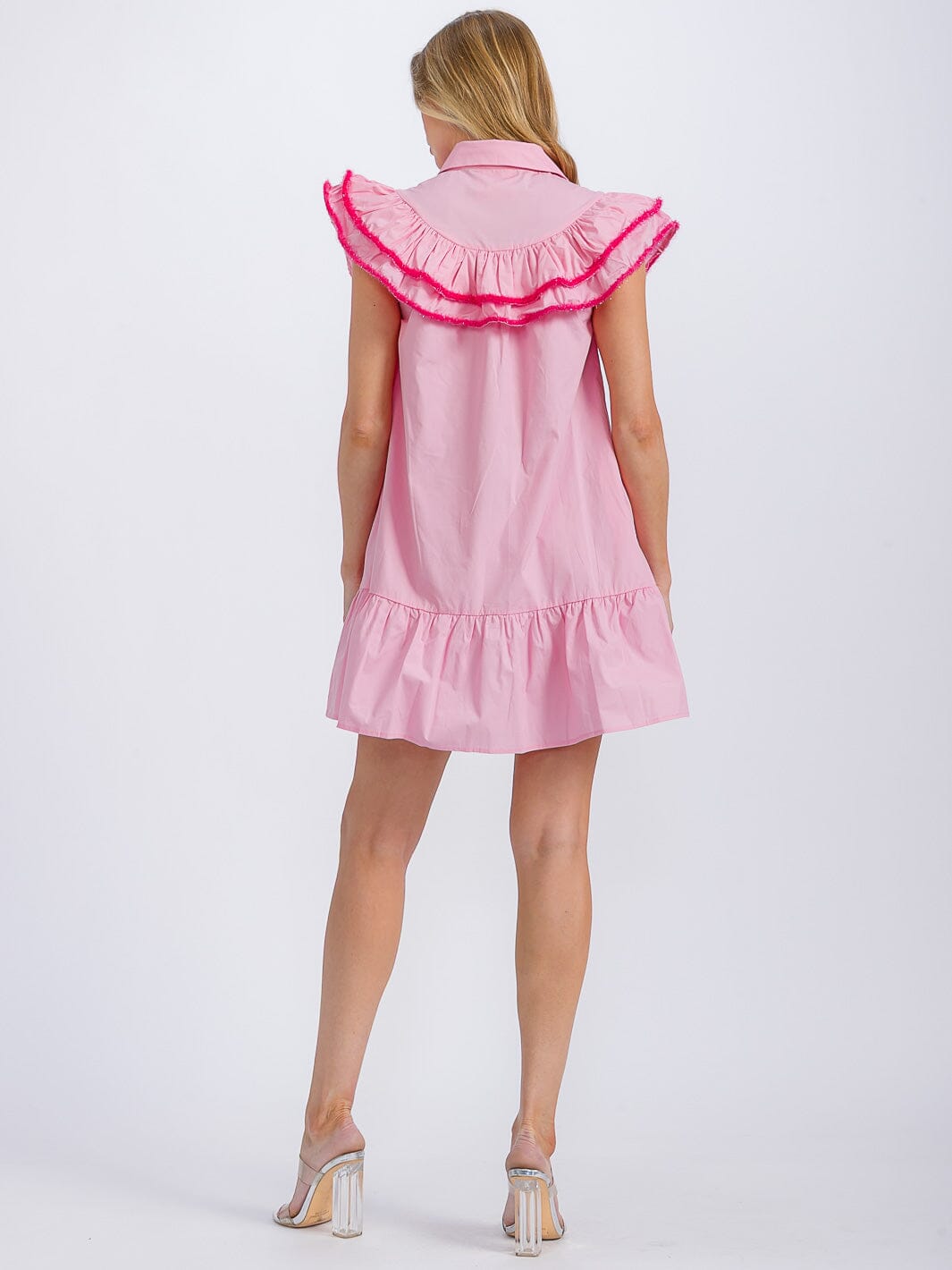 Vestido mini rosado con cuello de botones y bolsillos
