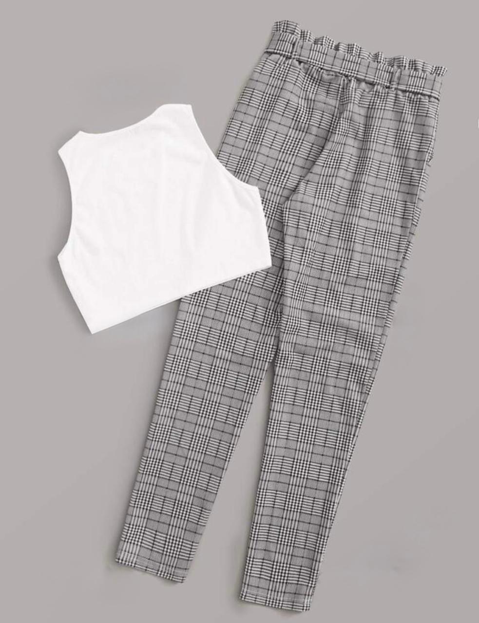 Conjunto de Camiseta Blanca y pantalón cuadriculado
