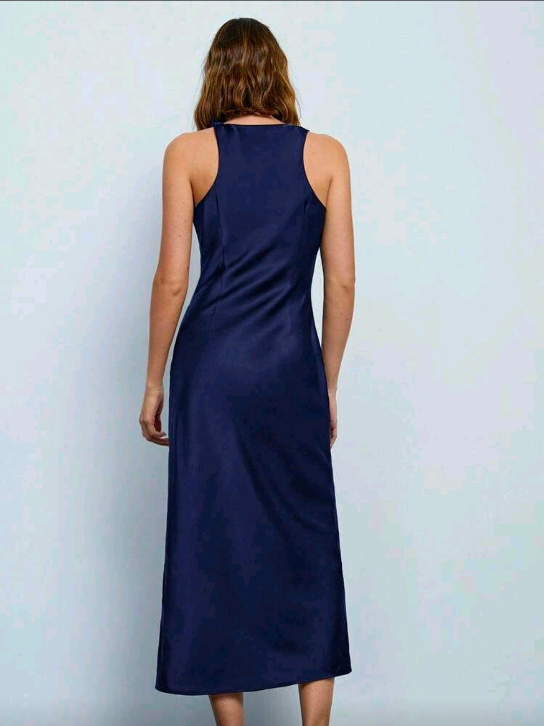 Vestido azul oscuro satinado sin mangas y cuello fruncido