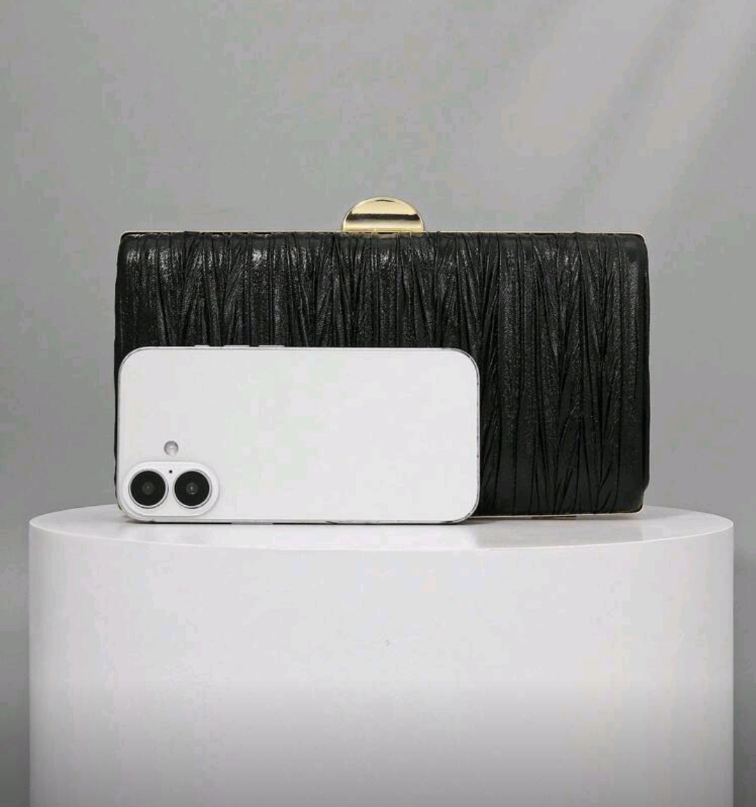 Cartera clutch OpulAura Negra con bordes Dorados