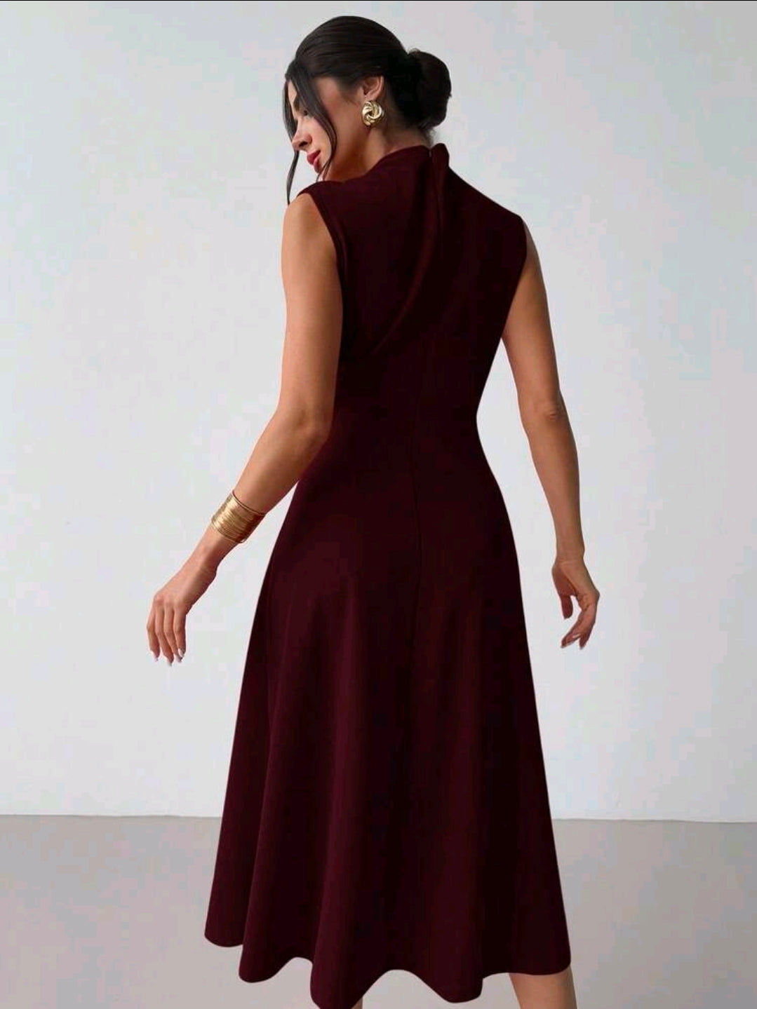 Vestido rojo oscuro largo plisado sin mangas