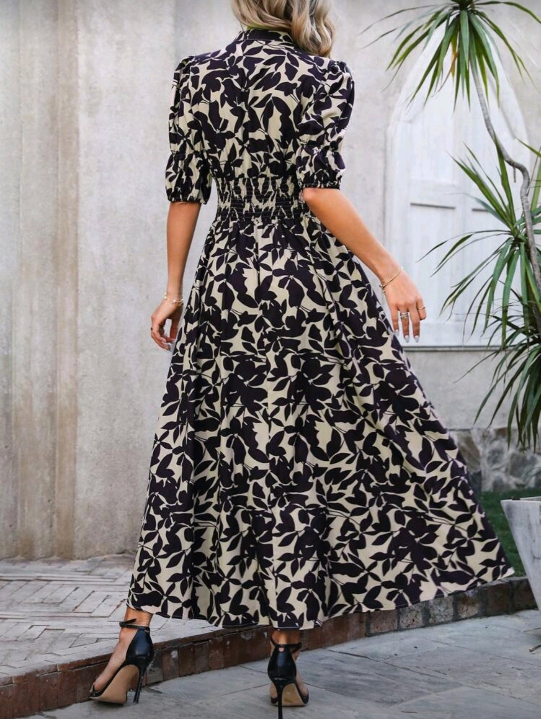 Vestido con patrón negro y mangas abombadas