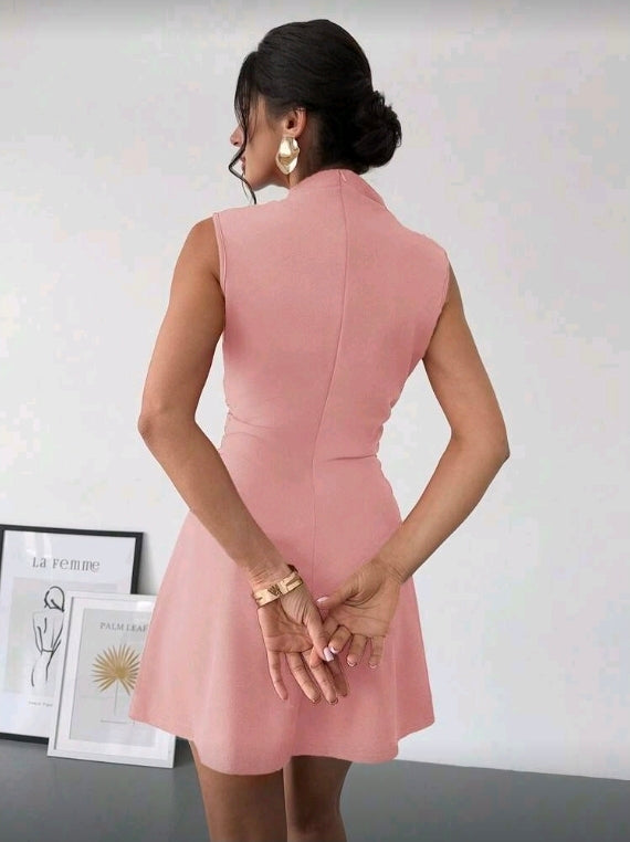 Vestido corto rosa de tirantes minimalista