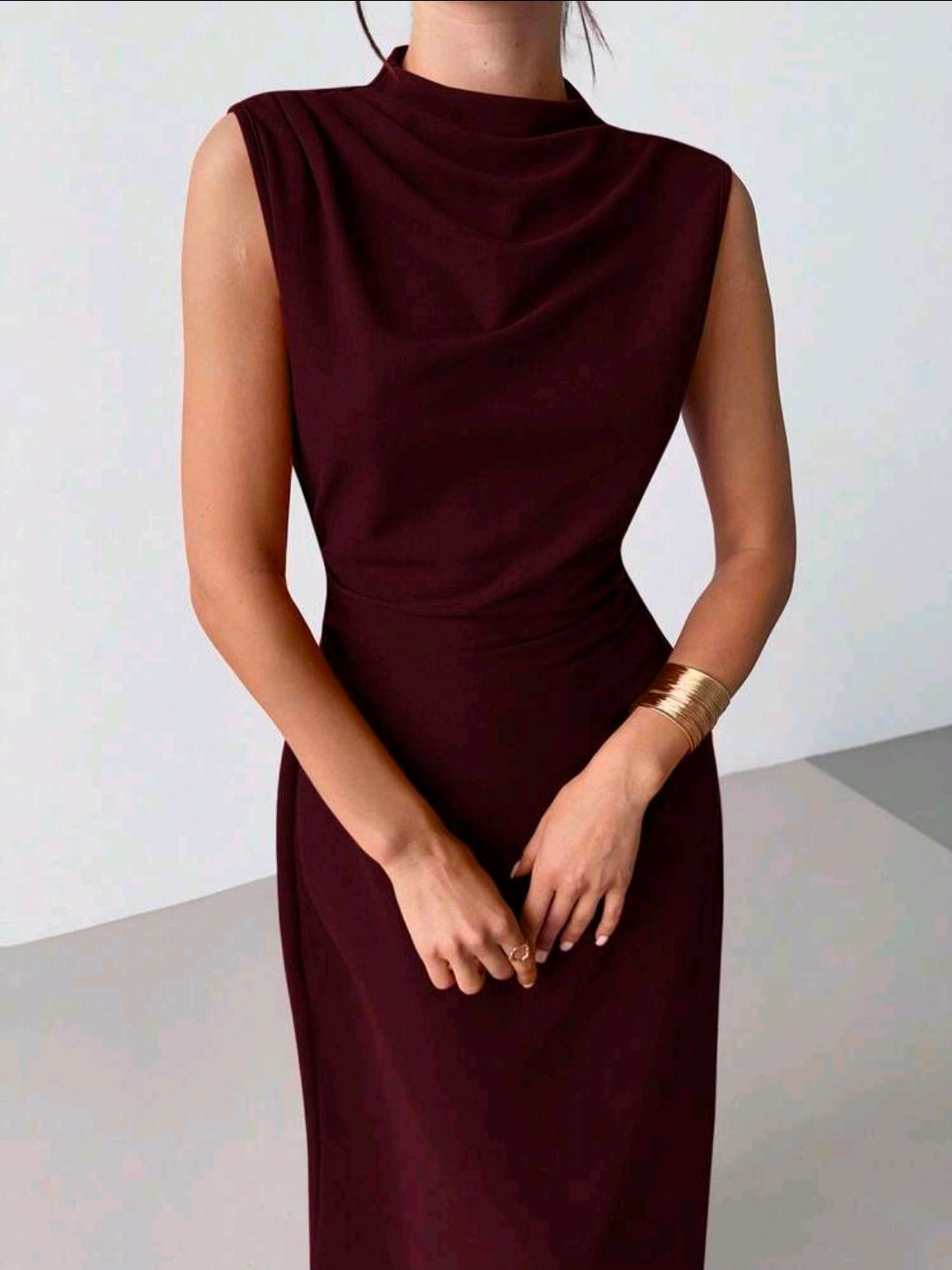 Vestido rojo oscuro largo plisado sin mangas