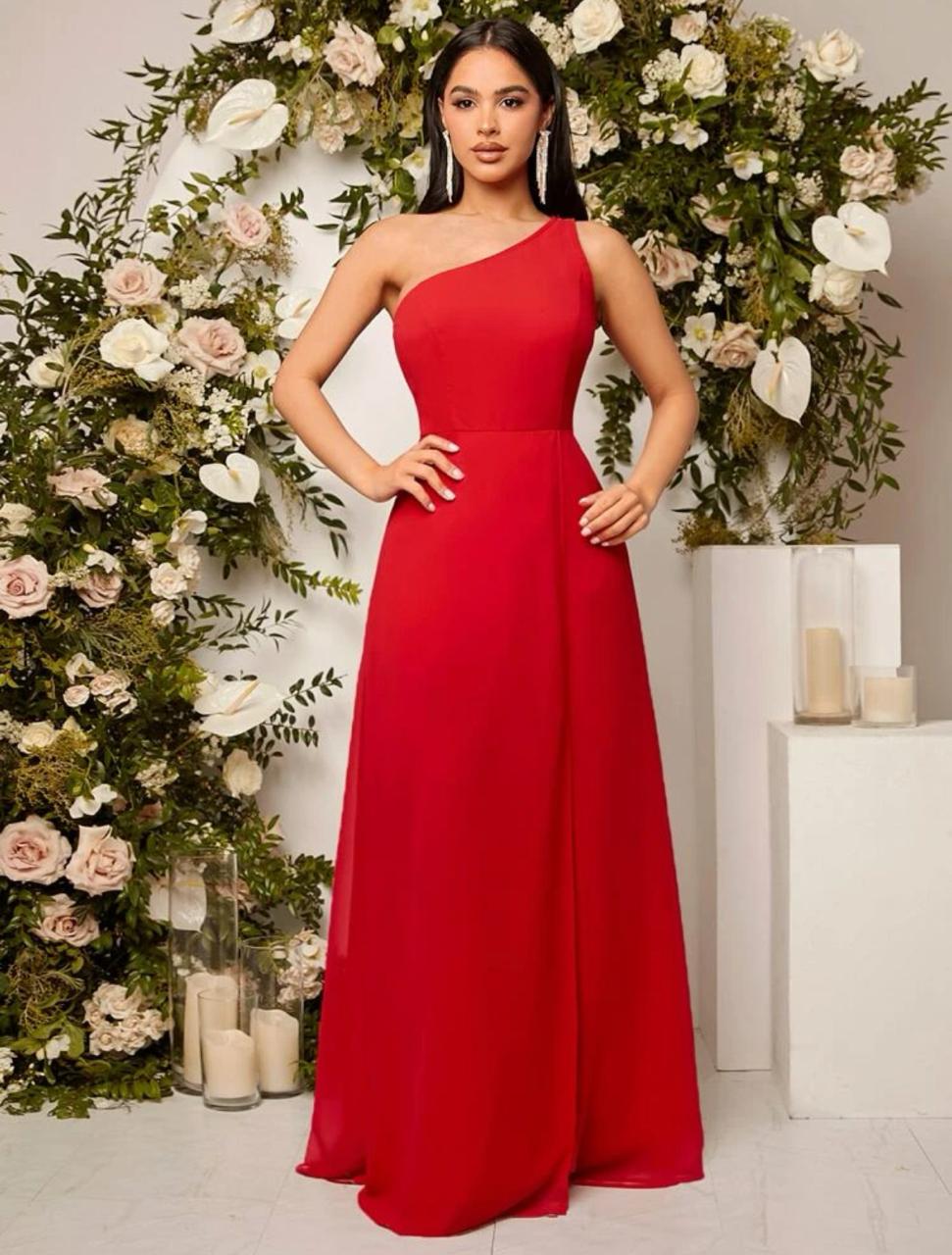 Vestido rojo con hombro cruzado y espalda descubierta