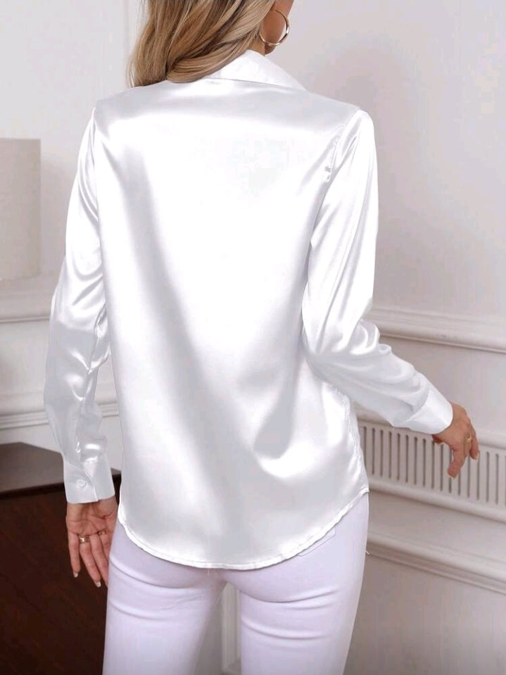Camisa blanca satinada de botones y manga larga