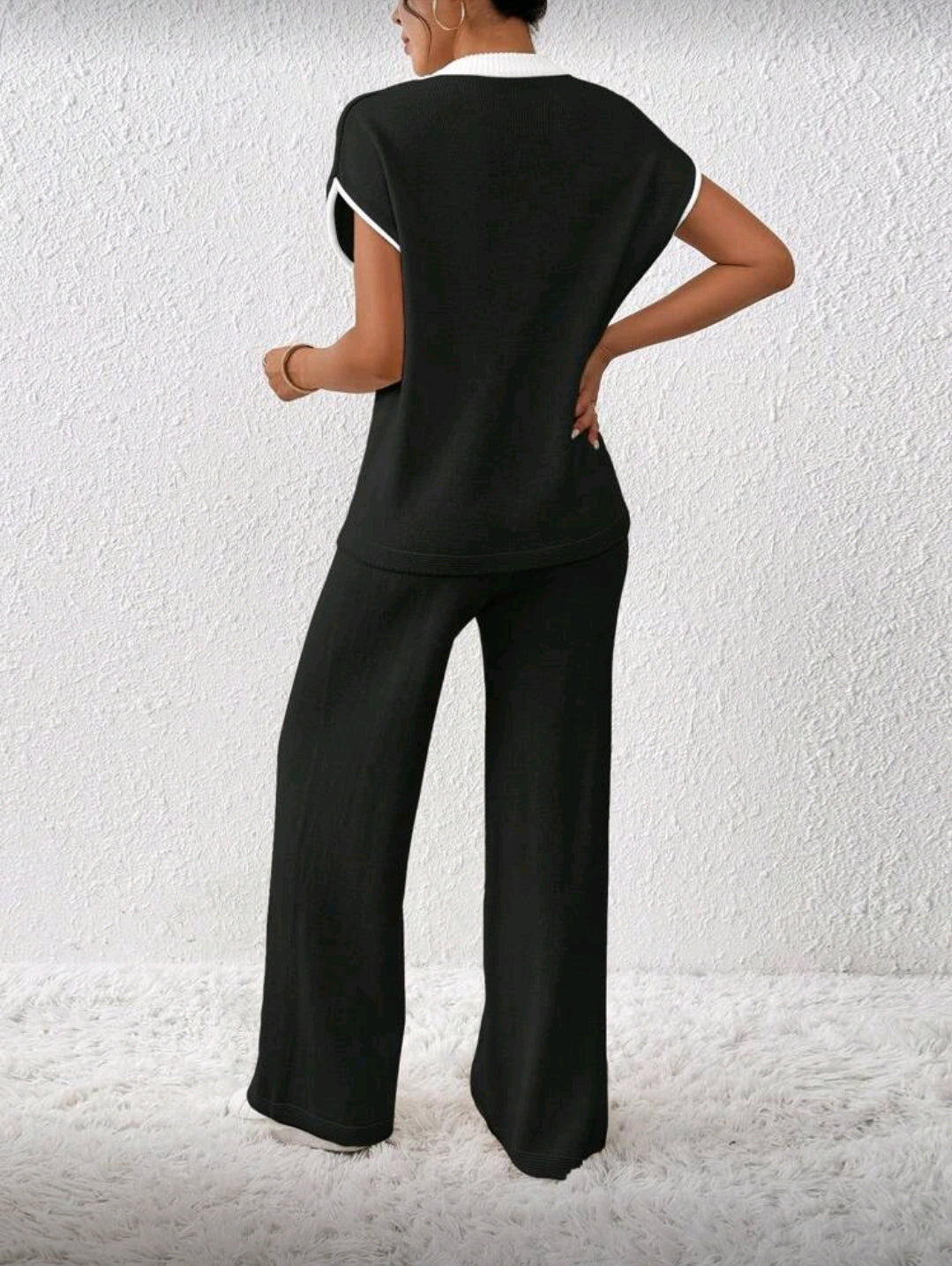 Conjunto Negro Informal con Cuello Redondo Blanco y Pantalón Ajustable