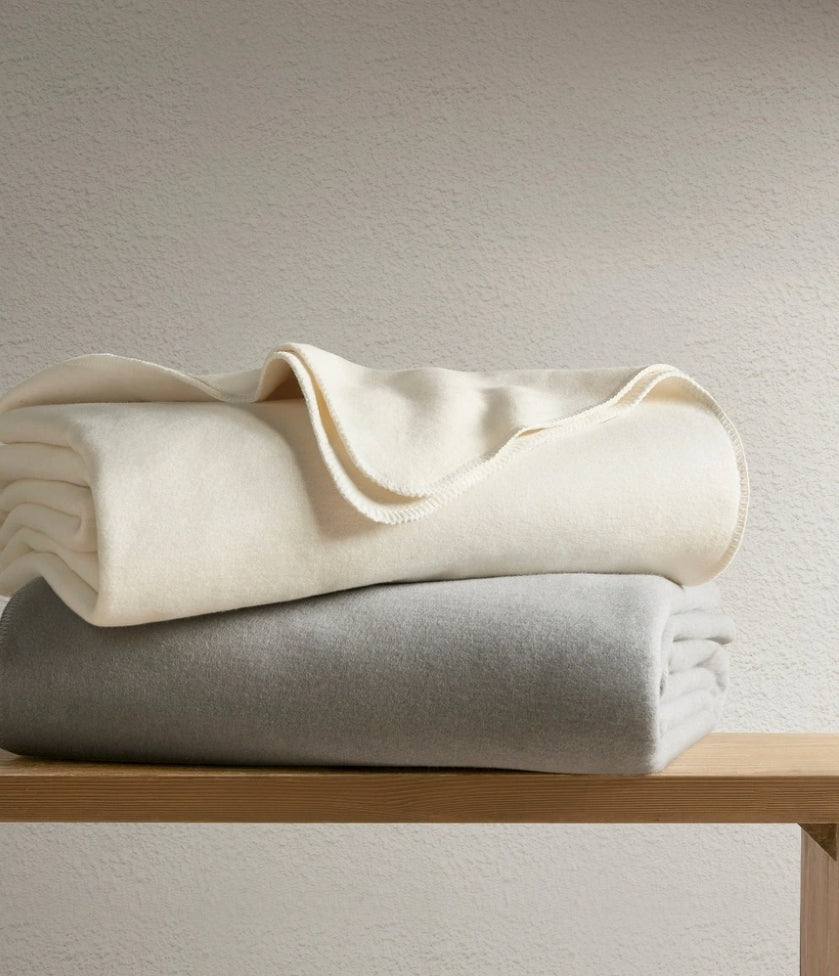 Croscill Andaz Solid Cotton Blanket, 1 Cobija de Algodón Gris Queen. Material: 100 % algodón, importado. Tejido suave y acogedor, ideal para sentir confort y relajación.  Certificación OEKO-TEX