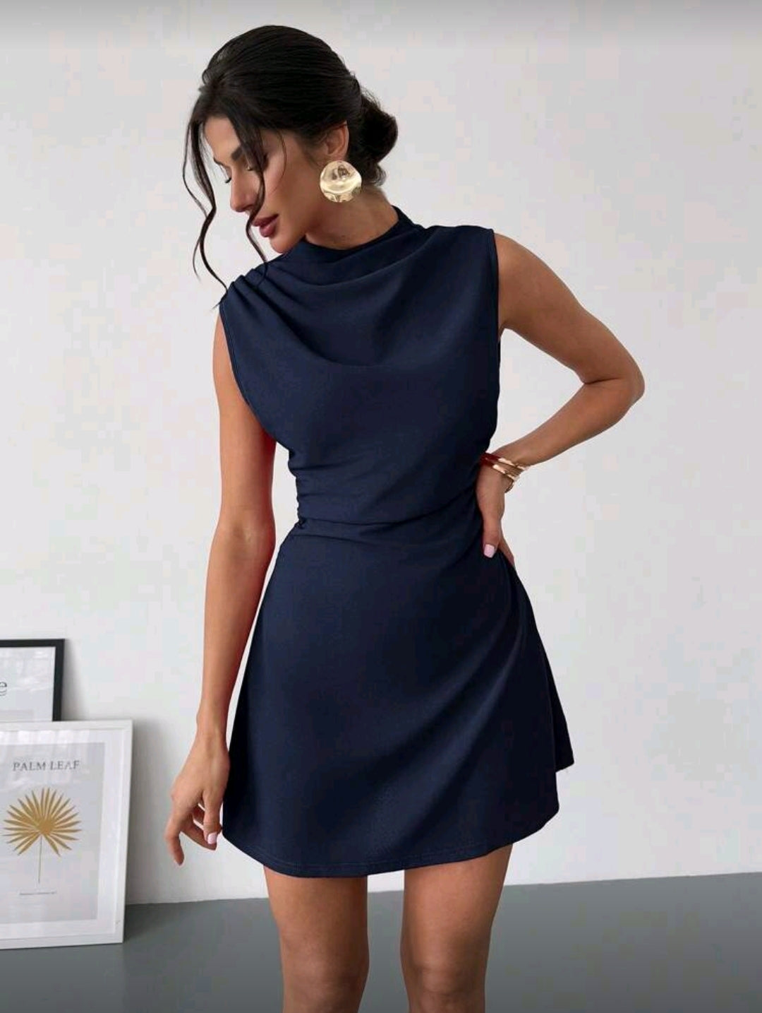 Vestido Azul Oscuro Plisado Minimalista Elegante