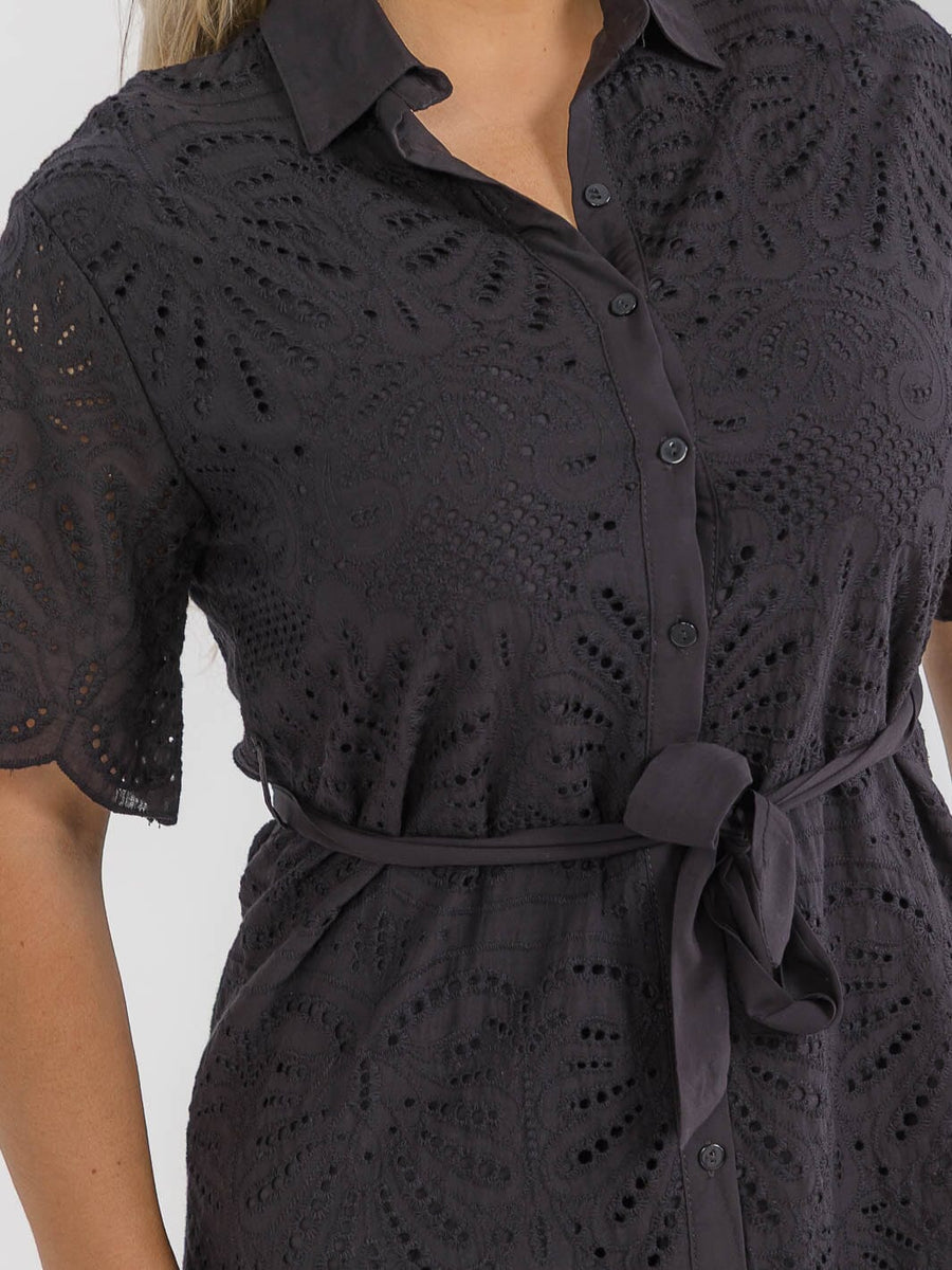 Vestido plus size negro con mangas cortas, botones al frente, lazo ajustable y tela eyelet (bordado perforado)